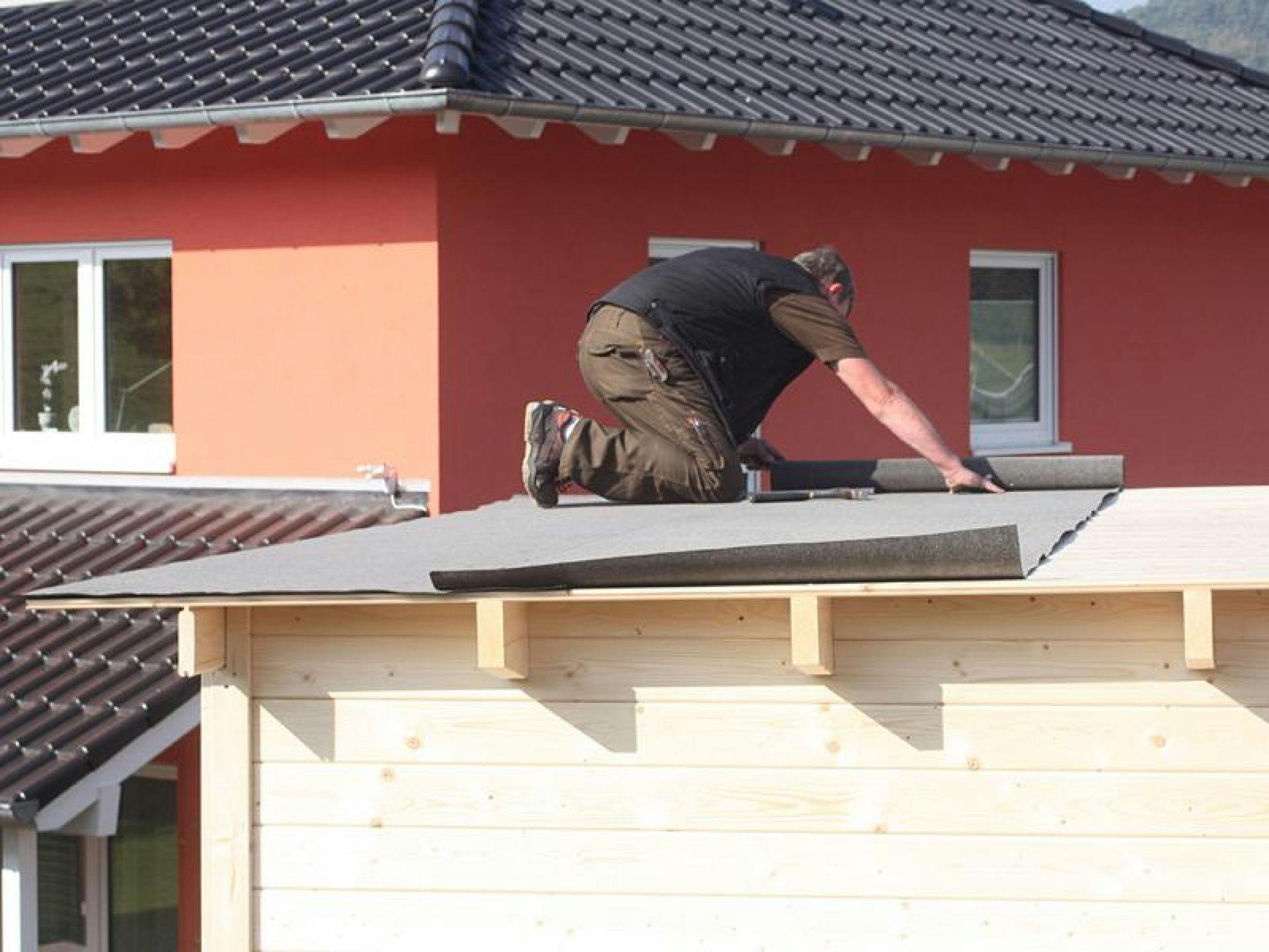 Mise en place du revÃªtement de toit en feutre bitumÃ©